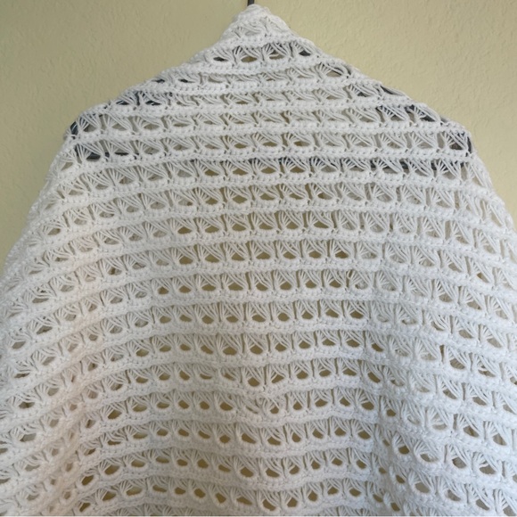 Vintage 70s 80s Handmade White Crocheted Boho Fringe White Shawl - Picture 8 of 8